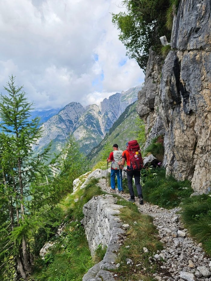 Wandelgroep onderweg tijdens de huttentocht naar de Triglav in Slovenië