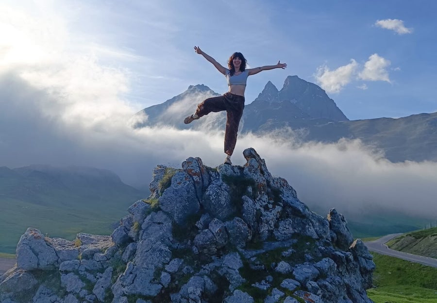 Wandelaars in de bergen van de Picos de Europa tijdens een huttentocht voor beginners in Noord-Spanje