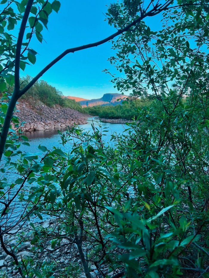 Tentenkamp bij een meer tijdens het wildkamperen langs de Kungsleden