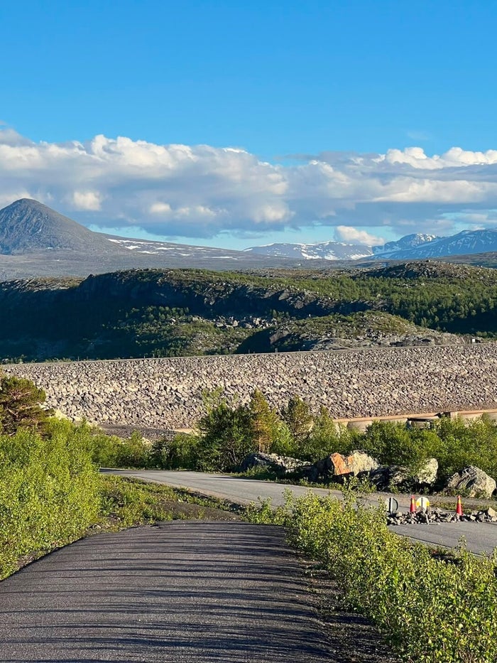 Wandelpad door het zomerse landschap van de Kungsleden in Zweeds Lapland