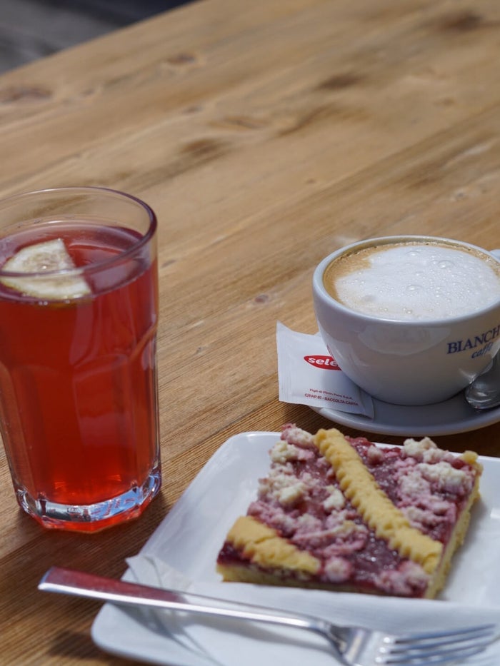 Authentieke Italiaanse maaltijd geserveerd tijdens de huttentocht door de Dolomieten