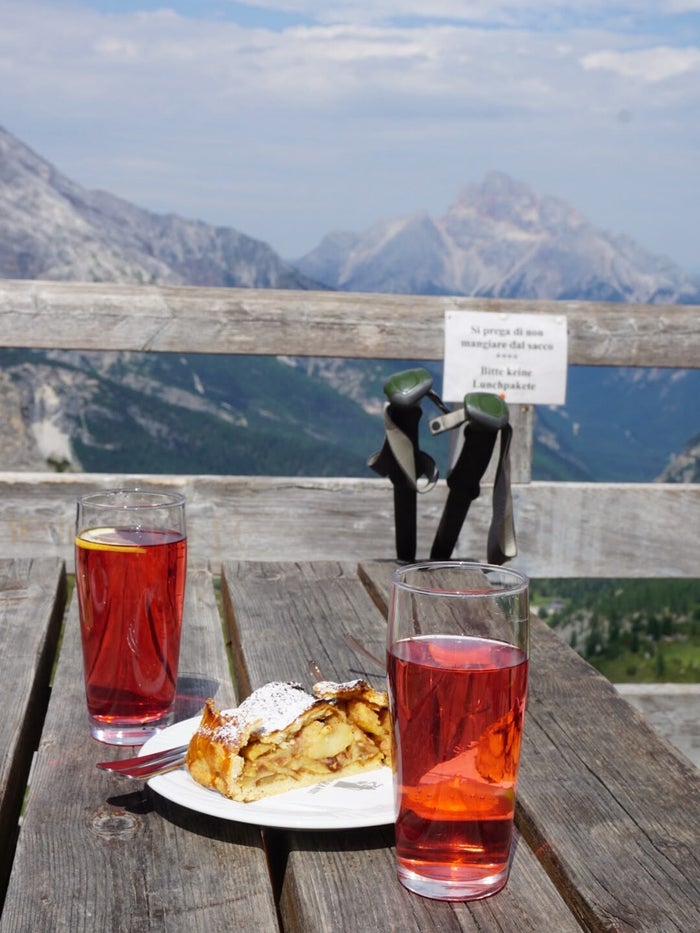 Traditionele Italiaanse berghut (rifugio) in de Dolomieten
