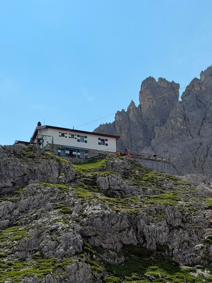 Beveiligd klimpad (via ferrata) in het rotsachtige terrein van de Dolomieten