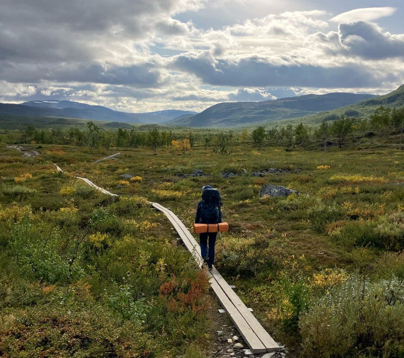 Wandelaar met volle backpack tijdens de trektocht over de Kungsleden
