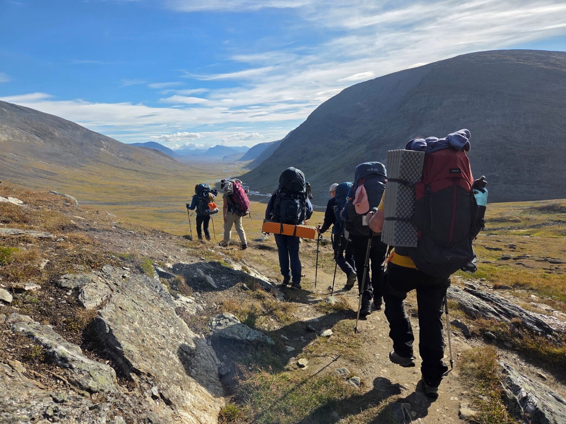 Wandelpad door het zomerse landschap van de Kungsleden in Zweeds Lapland