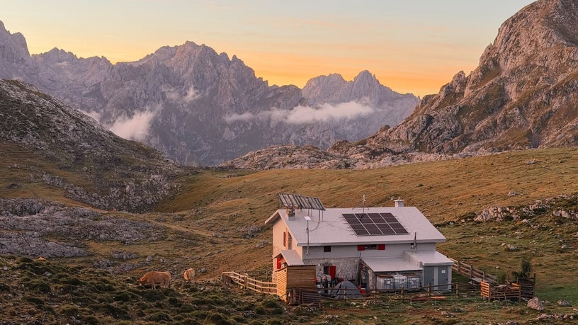 Ruig kalksteenlandschap van de Picos de Europa tijdens de huttentocht van Via Nomade