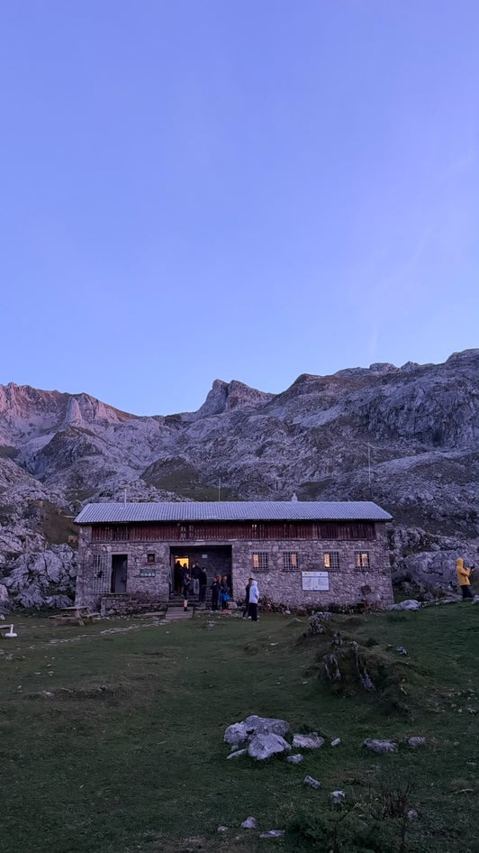 Wandelaars in het ruige berglandschap van de Picos de Europa