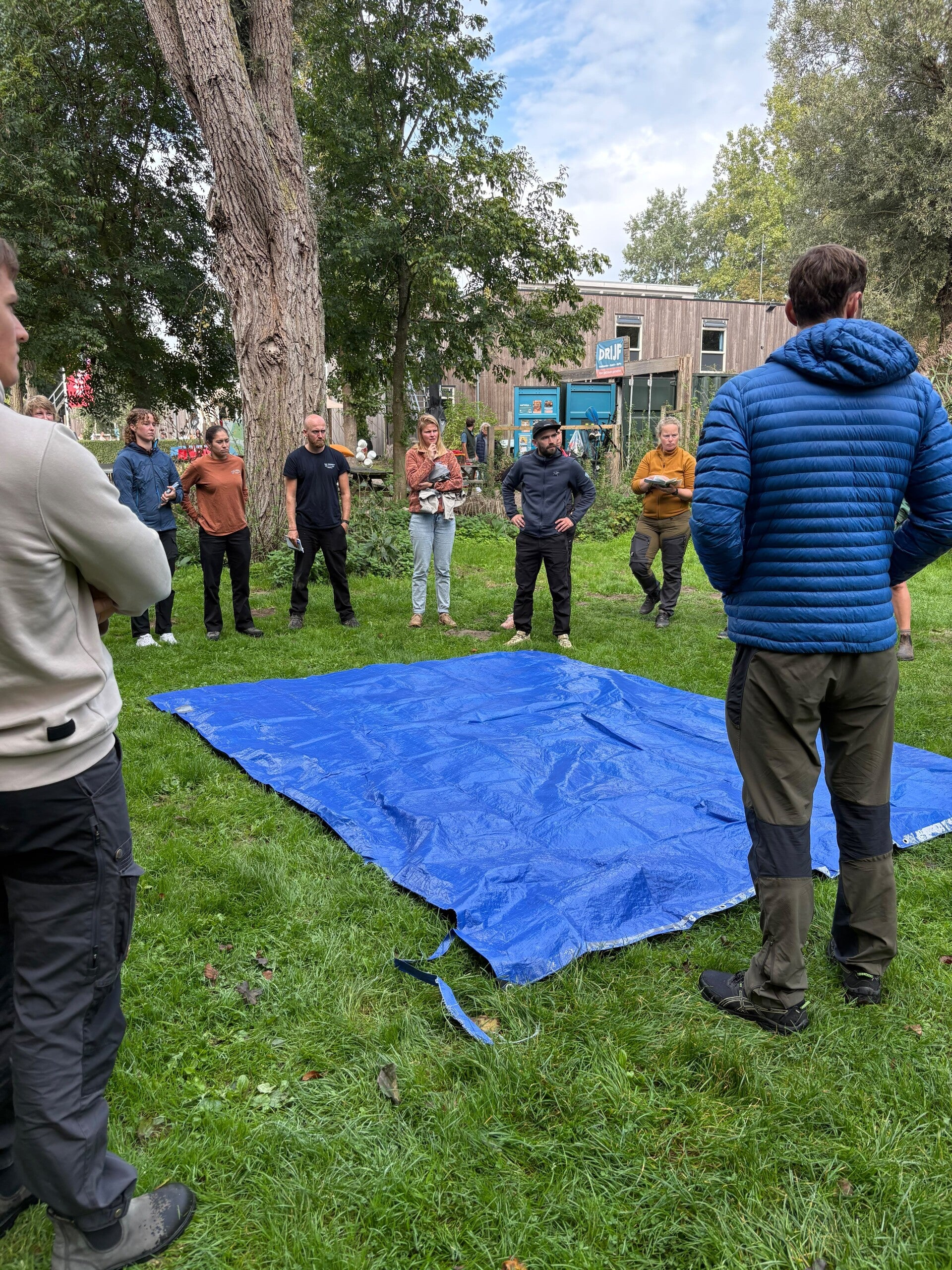 Instructie buiten met de groep bij de Wilderness First Aid cursus in Dordrecht