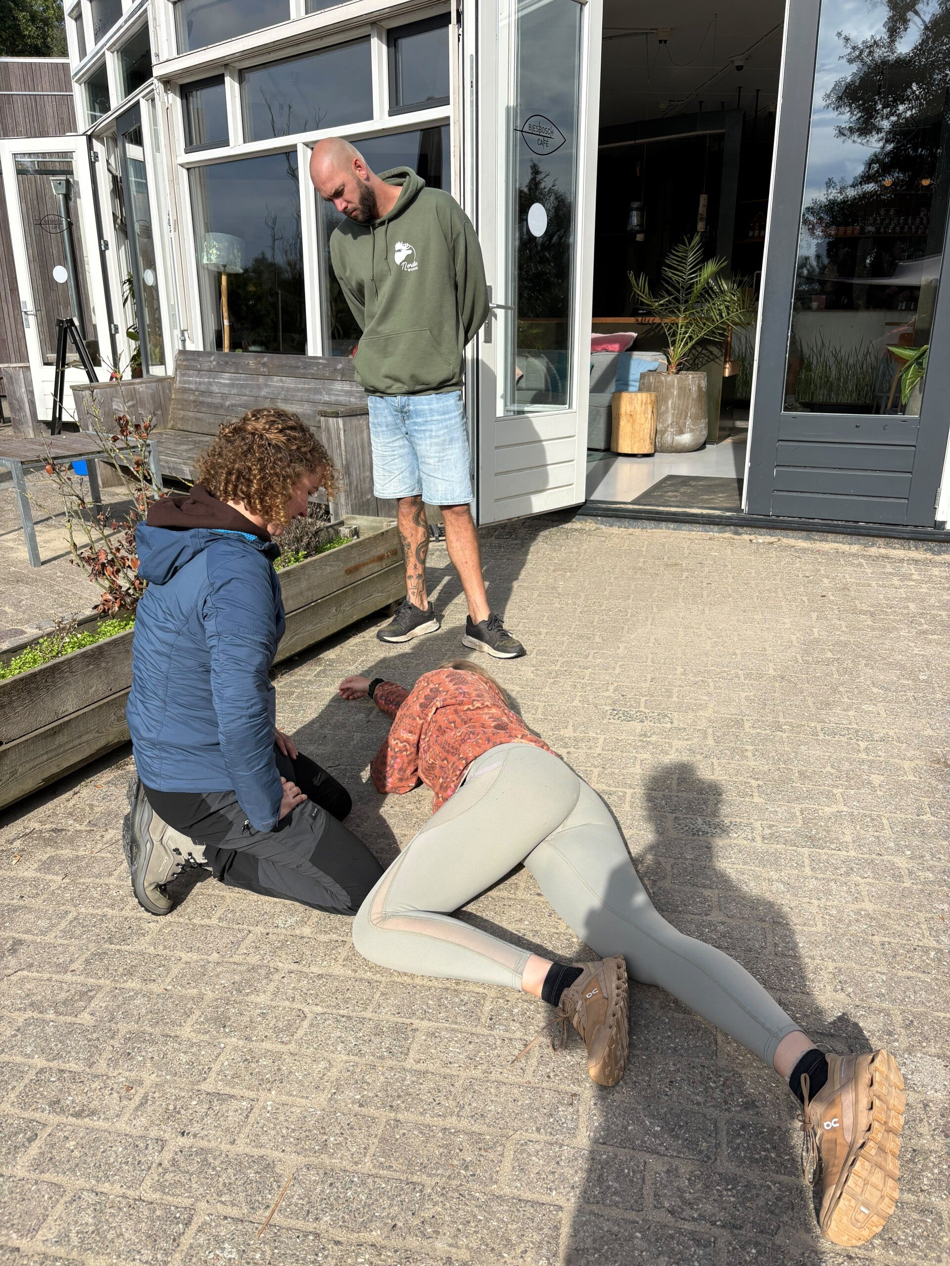 Oefenen met een slachtoffer op de grond tijdens de Wilderness First Aid cursus