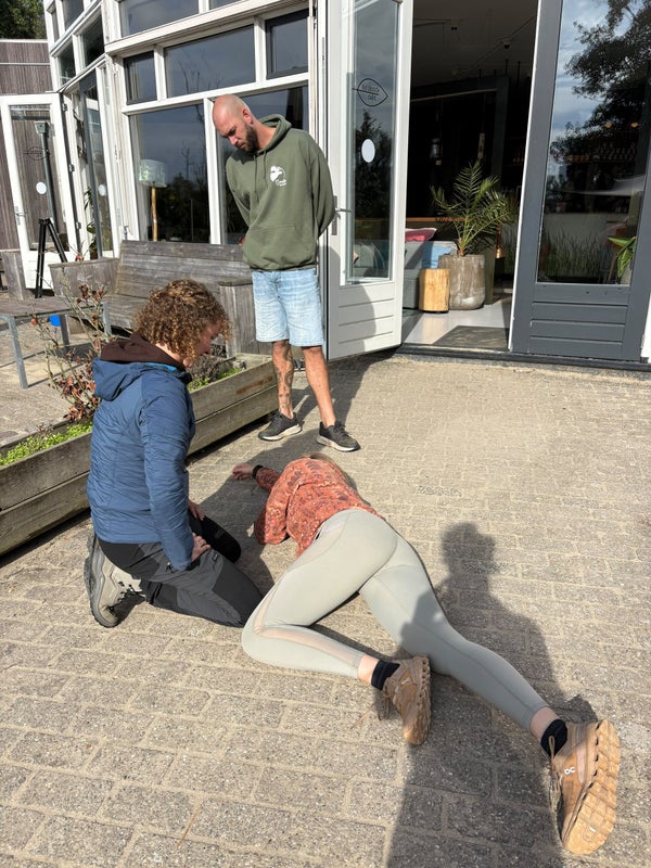 Oefenen met een slachtoffer op de grond tijdens de Wilderness First Aid cursus