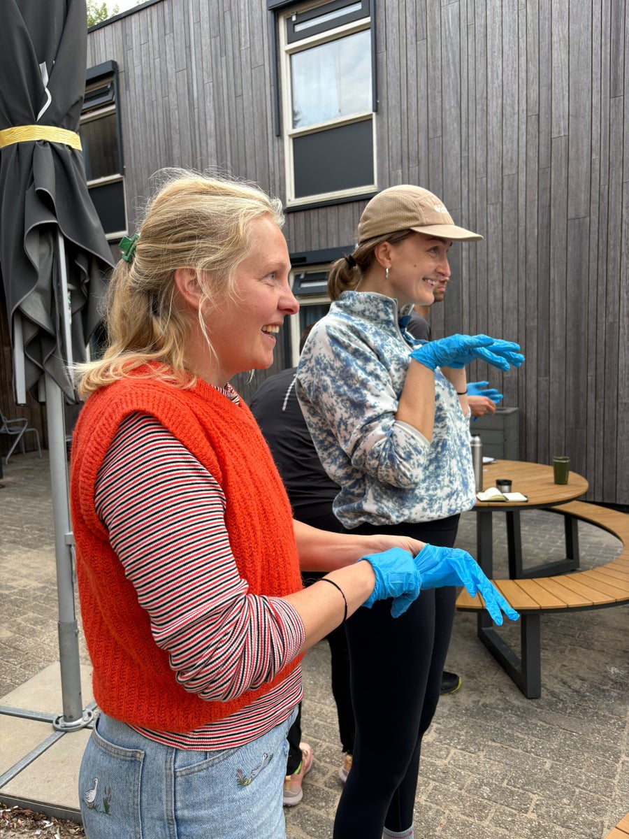 Twee deelnemers met handschoenen tijdens de Wilderness First Aid training