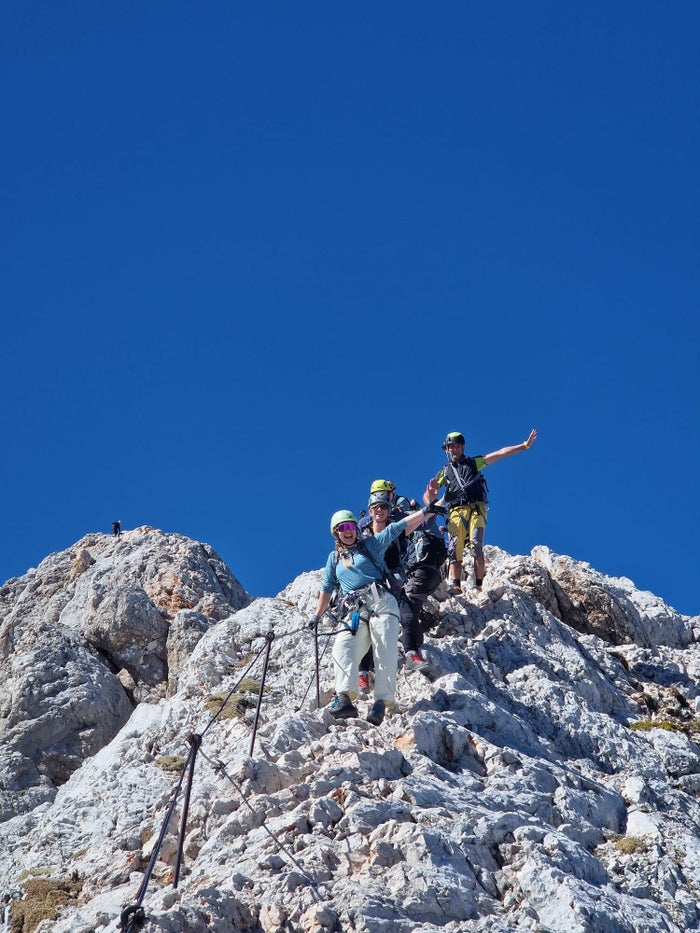 Wandelaar op een rotsige top in de Julische Alpen