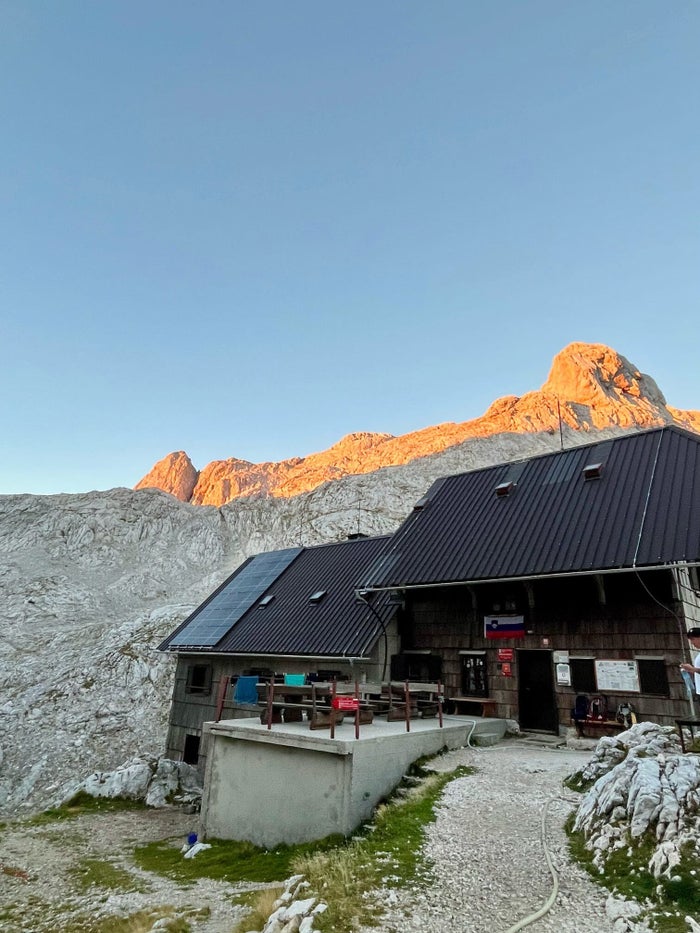 Berghut met zicht op een bergtop in het avondlicht, Julische Alpen
