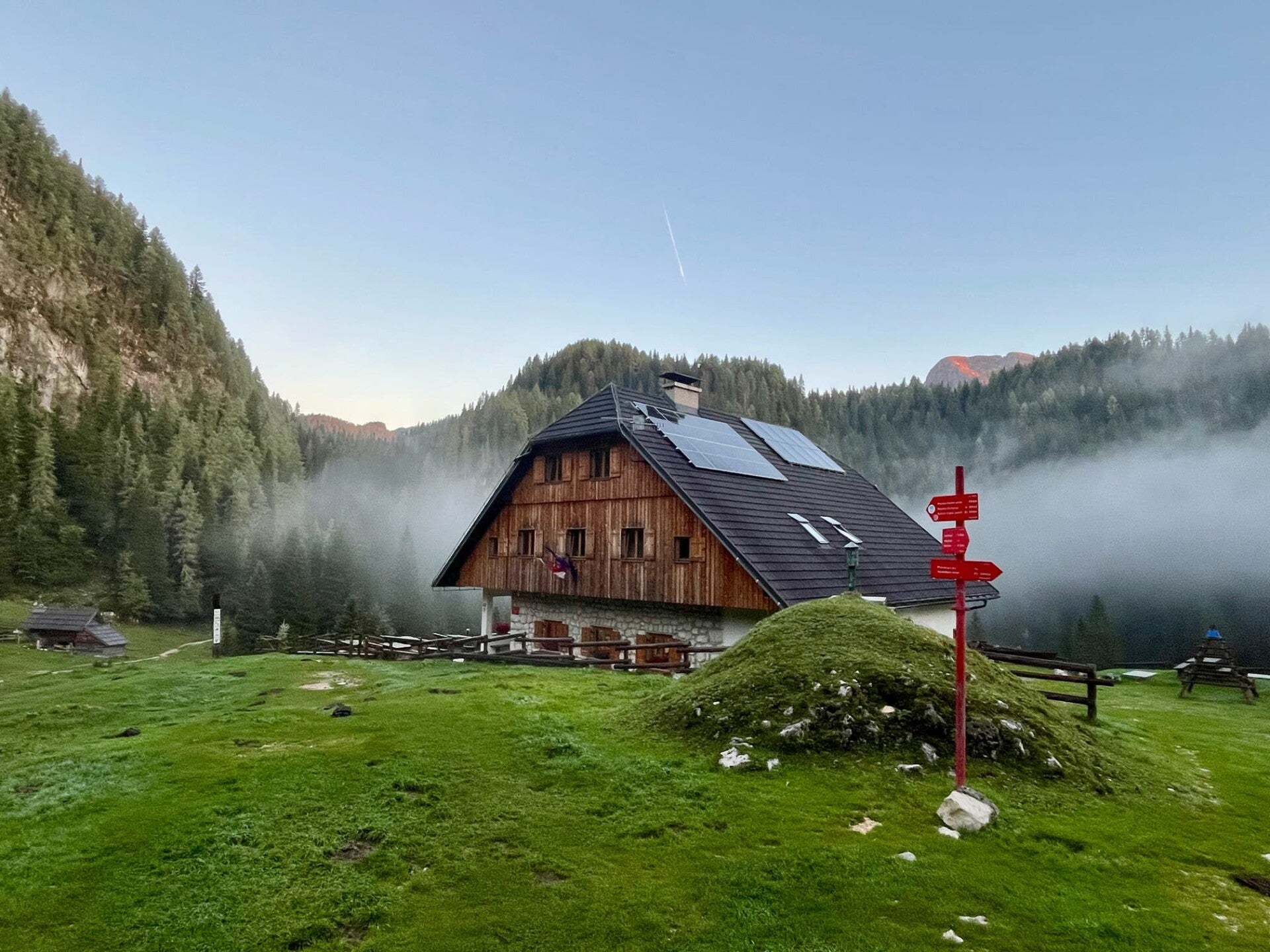 Berghut op een groene alpenweide in Slovenië
