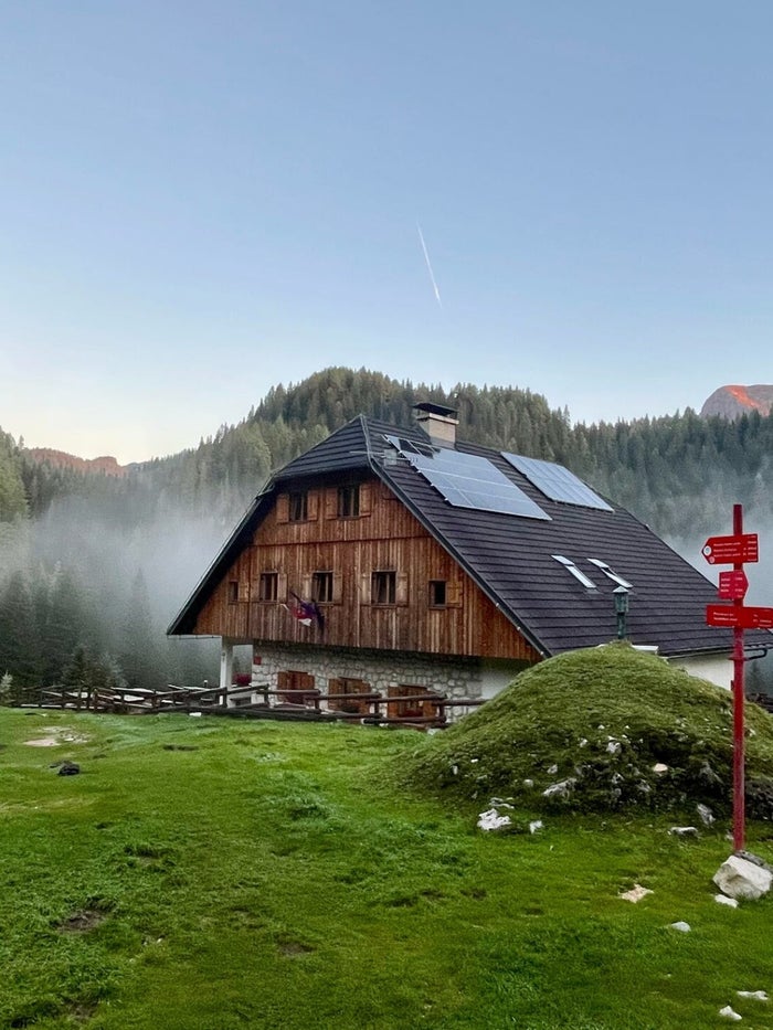 Berghut op een groene alpenweide in Slovenië