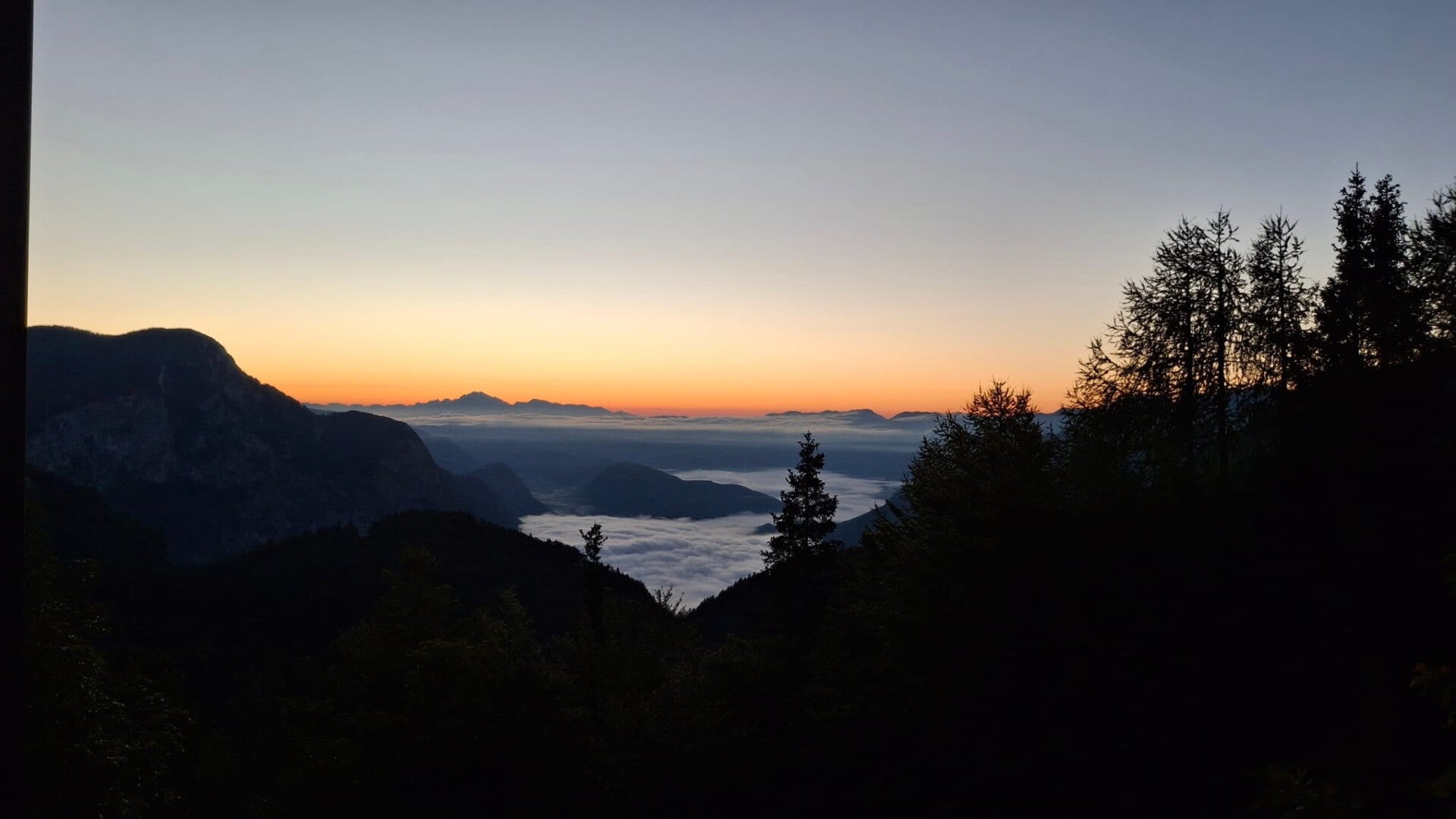 Silhouet van de bergen bij zonsondergang in de Julische Alpen