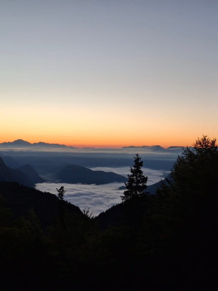 Silhouet van de bergen bij zonsondergang in de Julische Alpen