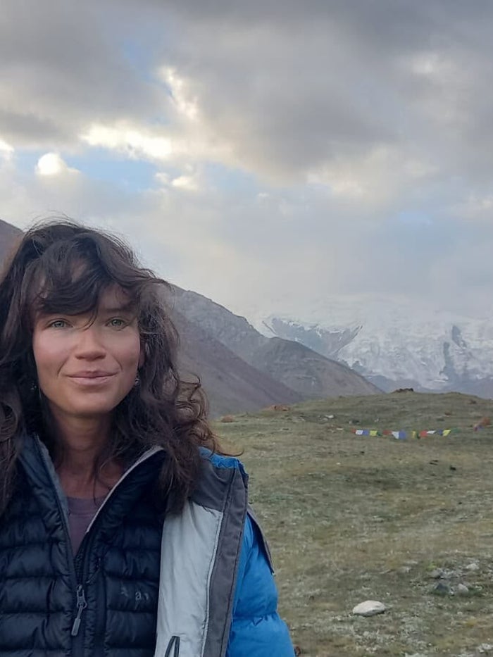 Wandelaar in de Alay-vallei onder een bewolkte lucht