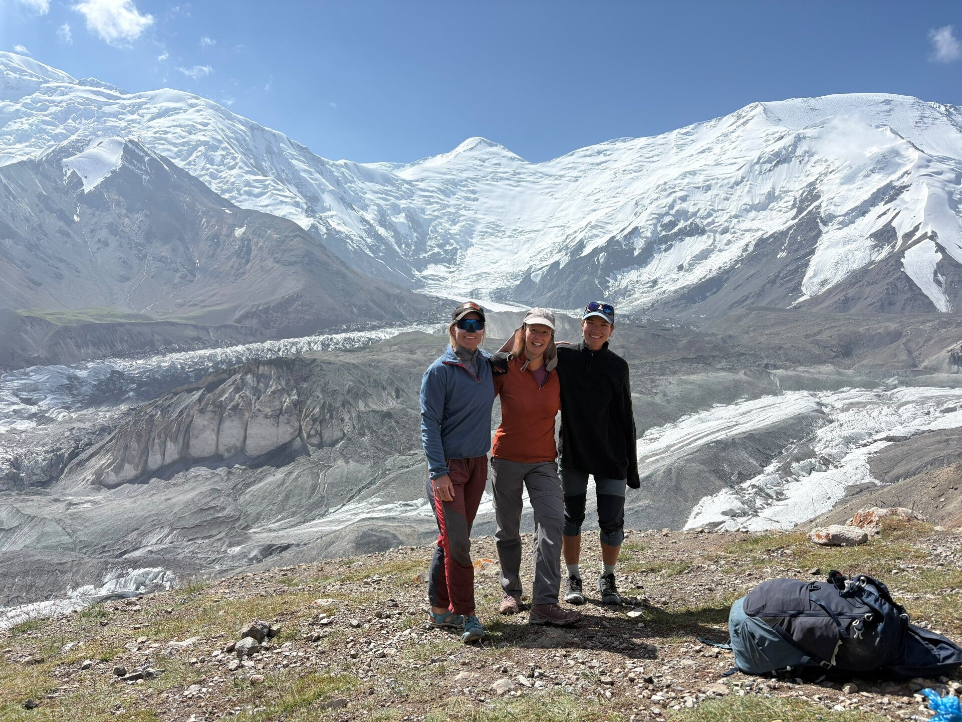 Wandelaars van Via Nomade voor de gletsjers van Lenin Peak