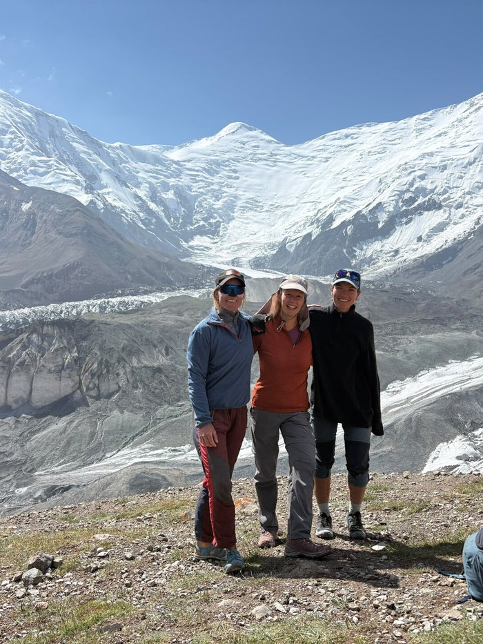 Wandelaars van Via Nomade voor de gletsjers van Lenin Peak