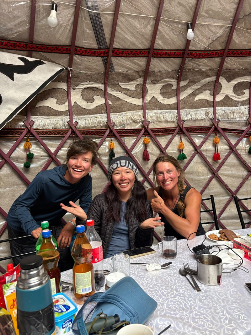 Samen eten in een traditionele yurt in Kirgizië