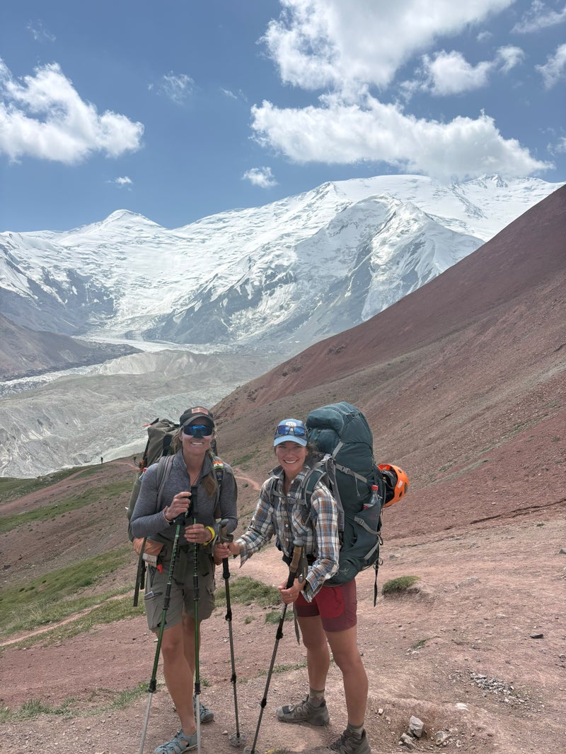 Trekkers op bergschoenen bij Lenin Peak in Kirgizië