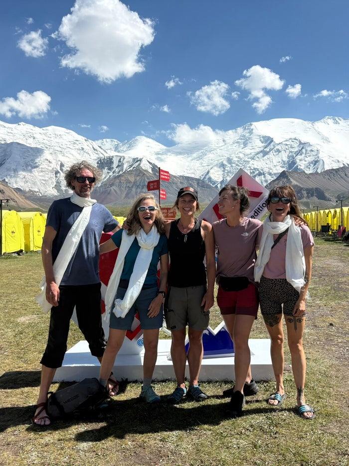 Wandelgroep in het basiskamp van Lenin Peak