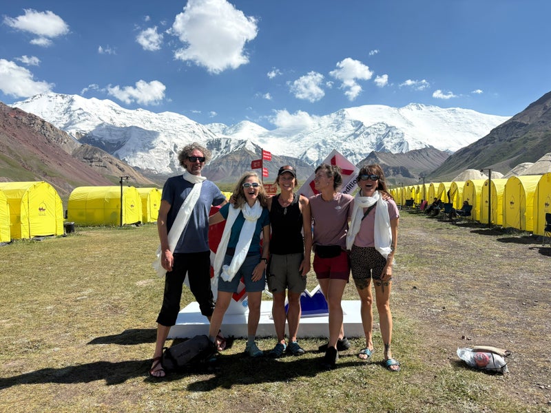 Tenten in het basiskamp van Lenin Peak