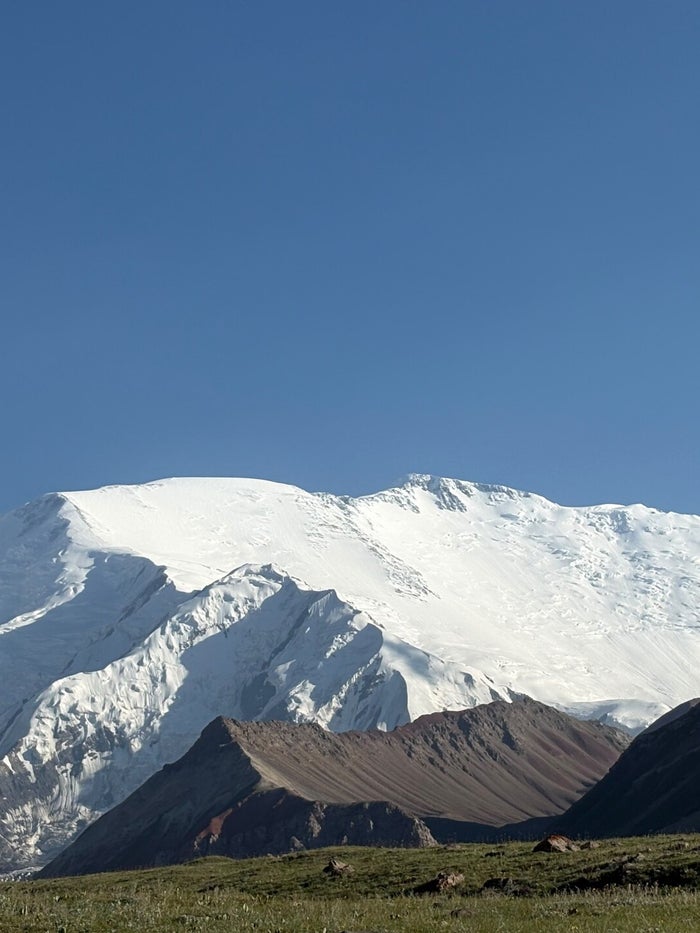 Lenin Peak (7134 m) onder een strakblauwe lucht in Kirgizië