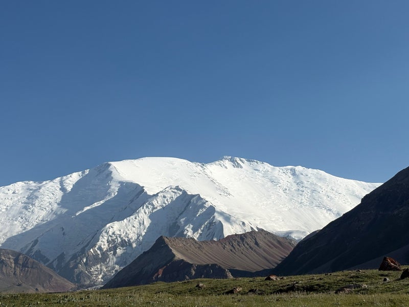 Lenin Peak onder een blauwe lucht in Kirgizië