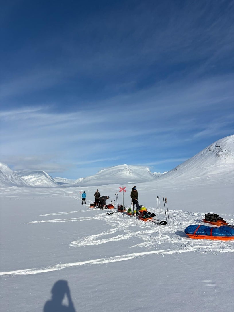Groep onderweg op de Kungsleden in de winter, Zweeds Lapland
