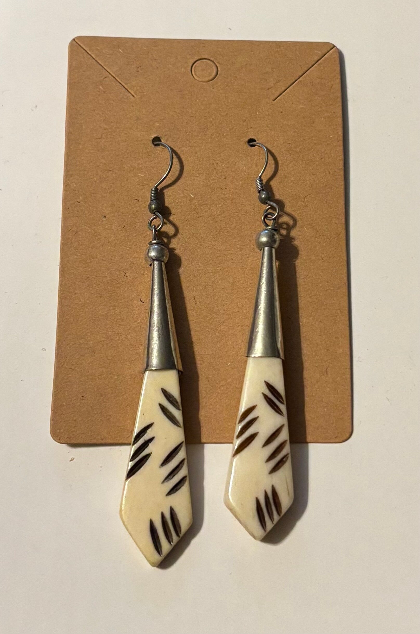 Vintage Scrimshaw Look Dangling Earrings