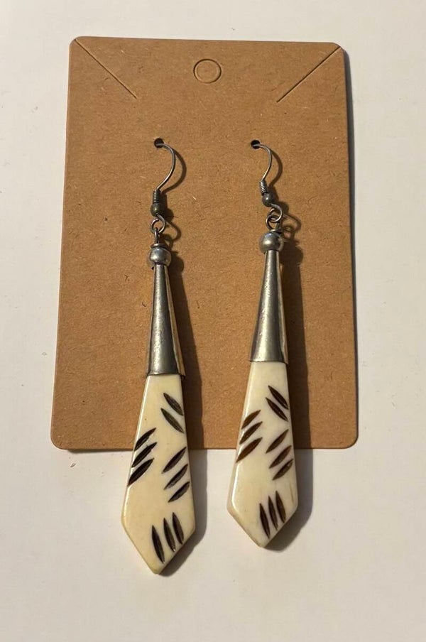 Vintage Scrimshaw Look Dangling Earrings