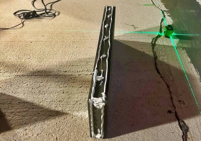 Each Triotherm profile has been glued down to the subfloor by using Power Fix Adhesive. Interlockings or blunt joints need to be glued as well.