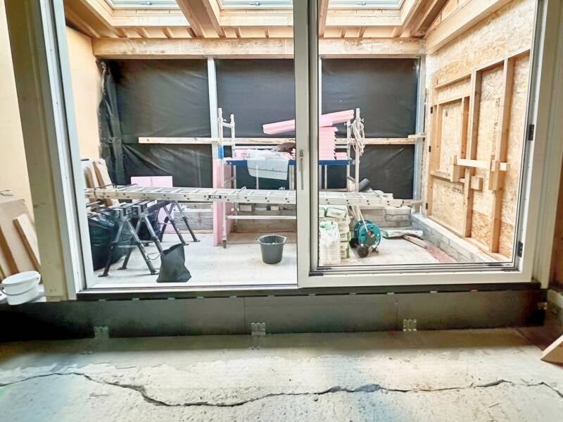 The slider has been installed on top of the upstand. We decided to shim the last 12-15mm by using our HST shims for sliders.