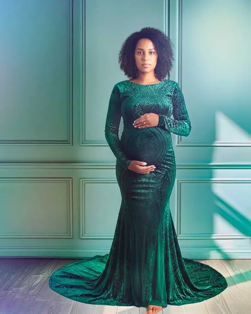 Elegantes Babybauch-Fotoshooting im Studio Luzern: Schwangere Frau in smaragdgrünem Samtkleid.