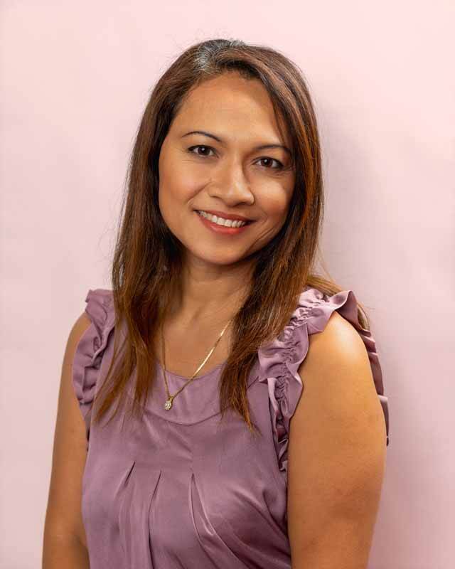 bewerbungsfoto-frauen-luzern-studio-hintergrund-rosa-standard-zptwct.jpg