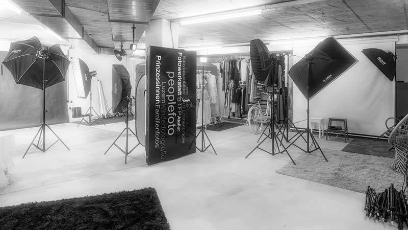Professionelles Lichtequipment, Studioblitze mit Softboxen und eine Umkleidekabine mit Heizung im Fotostudio Emmen.