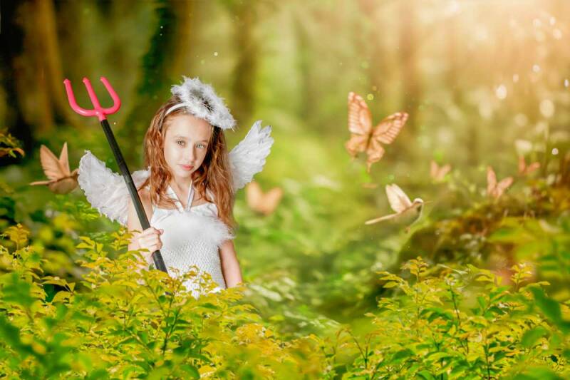 Märchenhaftes Fantasy-Composing eines Mädchens als kleiner Engel mit Dreizack in einem Zauberwald, erstellt in der Fotowerkstatt Emmenbrücke.
