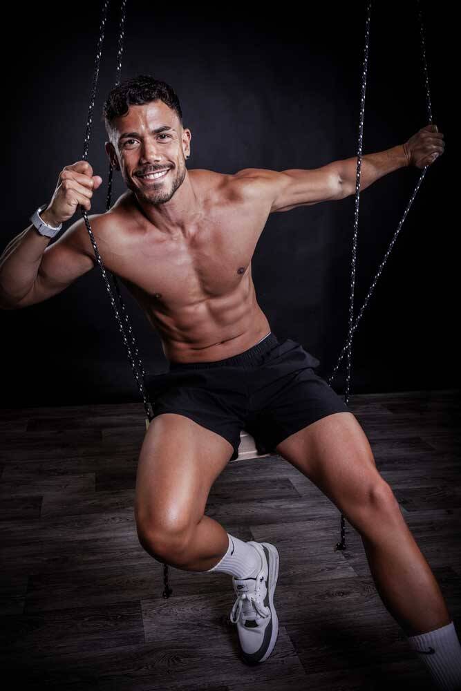 Dynamisches Studio-Fotoshooting für Männer auf einer Schaukel in Emmenbrücke