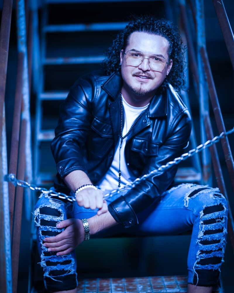 Ausdrucksstarkes Männer-Portrait in stimmungsvollem Licht im Fotostudio Emmenbrücke bei Luzern