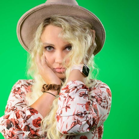 junges blondes model mit hellen augen posiert im fotostudio vor einem greenscreen