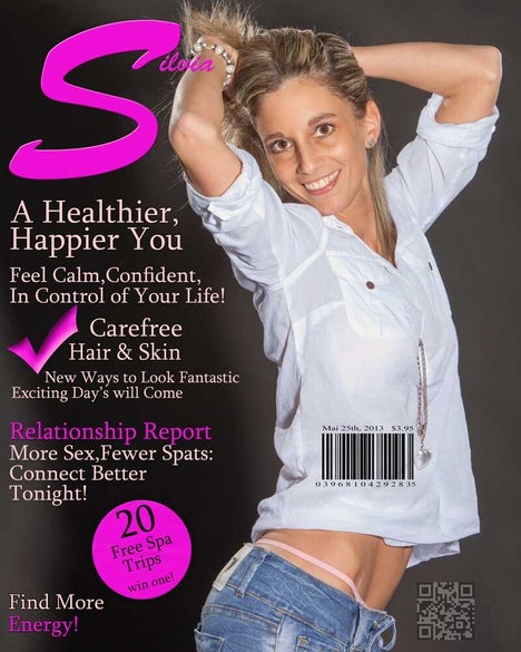 Lächelnde Frau in weisser Bluse auf dem Cover des „Silvia“-Magazins mit Tipps zu Gesundheit, Hautpflege und Beziehung.