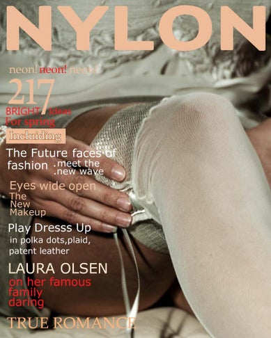 Nahaufnahme einer Frau, die zarte, glänzende Strümpfe anzieht – Cover des „Nylon“-Magazins mit Fashion- und Make-up-Themen für den Frühling.
