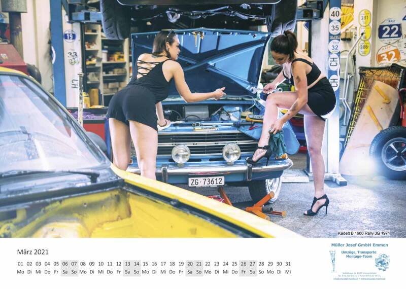 Zwei Frauen in Werkstattkleidung posieren bei Reparaturarbeiten an einem blauen Opel Kadett B 1900 Rally von 1971