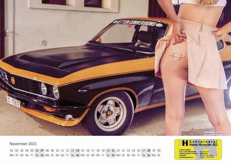 Teilansicht eines gelb-schwarzen Opel Manta A TE2800, daneben eine Frau im Minirock mit Opel-Emblem auf dem Oberschenkel