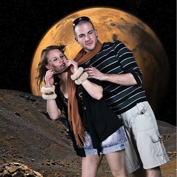 Schwarz-weiß Aufnahme eines Paares in einer kreativen Fotomontage vor einer großen Mondlandschaft.