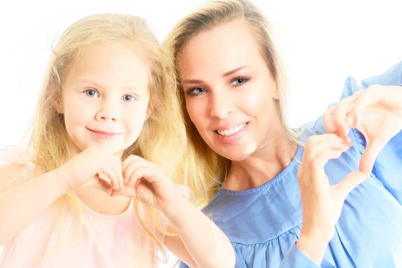 Mutter-Kind Fotoshooting mit liebevoller Geste in hellem Studio