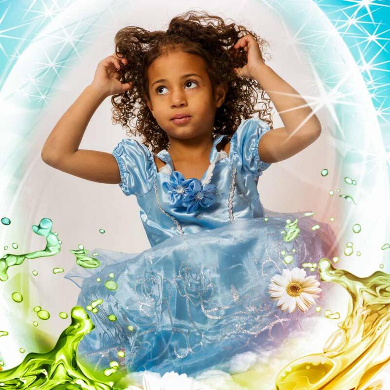 Kleines Mädchen mit Locken im blauen Prinzessinnenkleid, umgeben von magischen, leuchtend grünen Wasserspritzern und Glitzereffekten