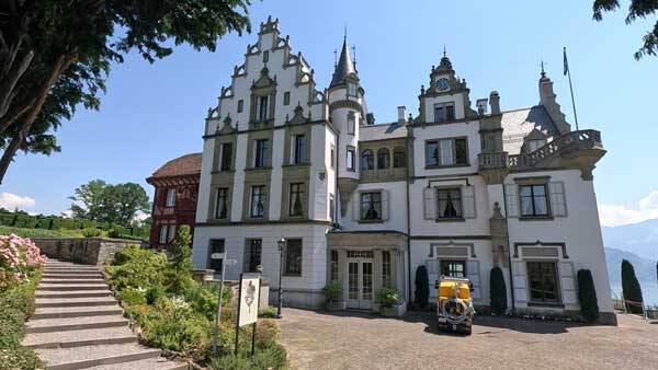 Vorderansicht des historischen Prachtbaus mit Treppenaufgang.